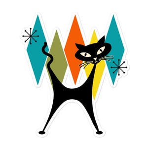 Może przedstawiać: Ilustracja czarnego kota w stylu mid-century modern. Kot ma długie, smukłe ciało i jest umieszczony na tle kolorowych rombów w kolorze turkusowym, pomarańczowym, żółtym i oliwkowym. Po obu stronach kota znajdują się dwa rozbłyski gwiazd.