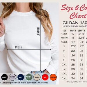 Puede incluir: Sudadera blanca Gildan 18000 de mezcla pesada con una tabla de tallas y colores. La tabla enumera las medidas en pulgadas, equivalentes a cm. Los colores disponibles incluyen blanco, negro, azul marino y rojo.