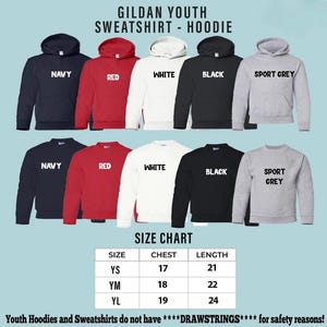 Puede incluir: Una exhibici&oacute;n de sudaderas con capucha y sudaderas para j&oacute;venes en azul marino, rojo, blanco, negro y gris deportivo. La imagen incluye una tabla de tallas con medidas de pecho y largo en cm. El texto dice "GILDAN YOUTH SWEATSHIRT - HOODIE".
