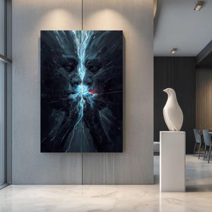 Puede incluir: Una gran impresión artística en lienzo rectangular que representa un rostro con un efecto de rayo azul. La obra de arte es predominantemente azul oscuro y negro, con vetas blancas y rojas. La impresión está colgada en una pared gris en un interior moderno.