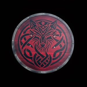 Könnte beinhalten: Ein runder Holzschild mit rotem Hintergrund und einem schwarzen Wolfsdesign. Der Wolf ist von einem keltischen Knotenmuster umgeben. Der Schild hat einen Metallrand und ist mit Nieten befestigt.