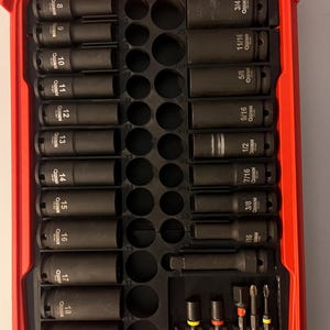 Puede incluir: Una caja de herramientas roja con un inserto negro que contiene un juego de llaves de vaso y puntas negras. Las llaves de vaso est&aacute;n etiquetadas con tama&ntilde;os de 0,48 cm a 1,9 cm. El juego incluye varios tama&ntilde;os para diferentes tareas mec&aacute;nicas.