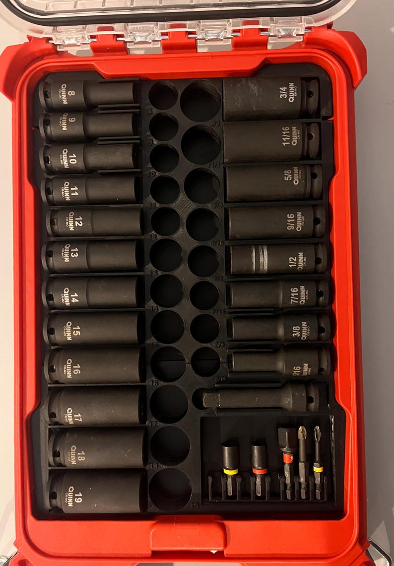 Puede incluir: Una caja de herramientas roja con un inserto negro que contiene un juego de llaves de vaso y puntas negras. Las llaves de vaso est&aacute;n etiquetadas con tama&ntilde;os de 0,48 cm a 1,9 cm. El juego incluye varios tama&ntilde;os para diferentes tareas mec&aacute;nicas.