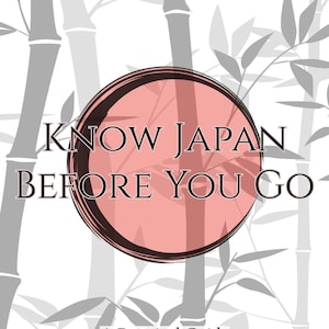 以下が含まれることがあります： 薄いピンク色の円の中に黒い文字で「KNOW JAPAN BEFORE YOU GO」および「A Practical Guide to Culture and Etiquette」と書かれたブックカバー。背景は白で、薄いグレーの竹の茎と葉のイラストが描かれています。