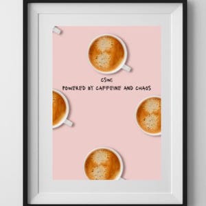 Op de afbeelding: Ingelijste kunstprint met vier koffiekopjes met schuimige crema op een lichtroze achtergrond. De tekst "CSNG Powered by Caffeine and Chaos" staat in zwarte letters. De print zit in een zwarte lijst.