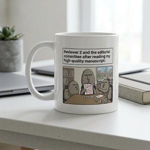 Può includere: Tazza in ceramica bianca con un'illustrazione a fumetti. L'immagine mostra un gruppo di figure che esaminano un manoscritto, con il testo "Reviewer 2 and the editorial committee after reading my high-quality manuscript:" sopra.