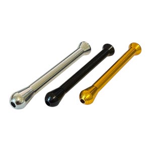 Puede incluir: Tres pipas metálicas en plata, negro y dorado. Cada pipa tiene un extremo redondeado con un agujero y un cuerpo delgado y recto. Las pipas están dispuestas en diagonal sobre un fondo blanco.