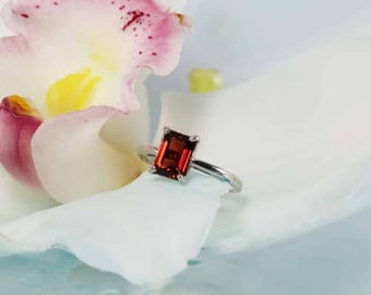 Naturlig granatring, solitär granatring, granatring, sterlingsilverring med granat, födelsesten i januari