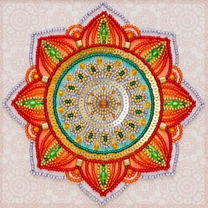 Può includere: Un design mandala dettagliato e colorato. L'opera presenta un motivo circolare centrale con accenti turchesi, oro e argento, circondato da vibranti forme a petalo arancioni e rosse. Il design è impreziosito da perline e paillettes.