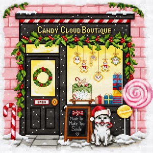 Può includere: Un motivo a punto croce di un negozio chiamato Candy Cloud Boutique, decorato con verde natalizio, una ghirlanda, ornamenti appesi, regali e una torta. Un gatto con un cappello da Babbo Natale siede accanto a un cartello con scritto Made To Make You Smile.