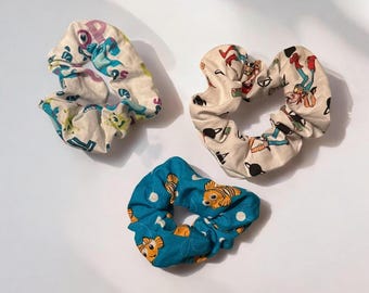 Handgemaakte op Disney Pixar geïnspireerde haarscrunchies | Toy Story, Monsters Inc, Up, auto-accessoires | Magic Kingdom-parkkleding | Cadeau voor haar