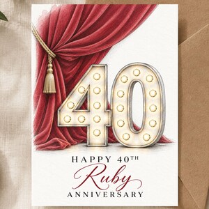 Op de afbeelding: Een wenskaart met een groot, verlicht nummer 40 in marquee-stijl, geplaatst tegen een dieprood gedrapeerd gordijn met een gouden kwastje. De tekst luidt HAPPY 40TH Ruby ANNIVERSARY in een combinatie van blokletters en sierlijk schrift.