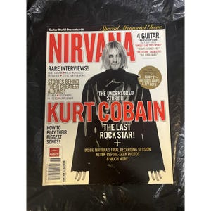 Pode incluir: Uma revista Guitar World com Nirvana e Kurt Cobain na capa. A revista apresenta um retrato de Kurt Cobain e o título "The Uncensored Story of Kurt Cobain". Inclui transcrições de guitarra e histórias sobre seus álbuns.