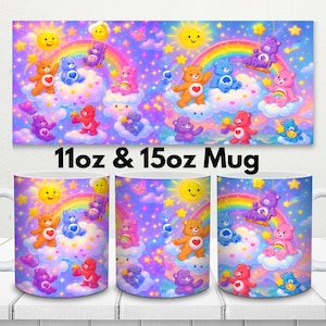 Pode incluir: Um conjunto de três canecas de cerâmica branca e uma impressão retangular com personagens coloridos dos Care Bears. O design inclui arco-íris, nuvens, estrelas e sóis sorridentes. O texto "11oz & 15oz Mug" é exibido.