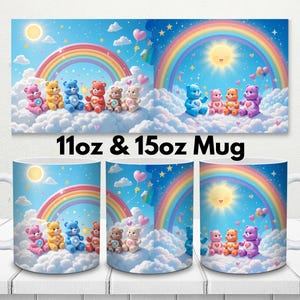Pode incluir: Canecas de cerâmica branca com um design colorido com ursos de desenho animado, arco-íris, nuvens e um sol sorridente. As canecas estão disponíveis nos tamanhos de 312 ml e 425 ml. O fundo é um céu azul brilhante com estrelas e corações.
