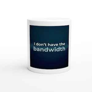 Puede incluir: Taza de café de cerámica blanca con el texto "I don't have the bandwidth" en blanco y azul claro. El texto está sobre un fondo azul oscuro con un gráfico de onda de sonido.