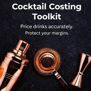 Puede incluir: Un coctelera, un colador y un jigger de color cobre se muestran sobre un fondo oscuro. El texto "Cocktail Costing Toolkit" está en la parte superior, con texto adicional debajo. La imagen promueve la fijación precisa de precios de bebidas.