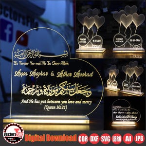 以下が含まれることがあります： 金色の文字が入った、ハート型の照明付きアクリルサイン。サインにはアラビア語のスクリプトと英語のテキスト「It's Forever You and Me In Shaa Allah」と名前が含まれています。ベースは長方形で、こちらも照らされています。ハート型の風船も表示されています。