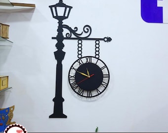 Laser geschnittene Vintage Straßenlaterne hängende Wanduhr SVG, römische Ziffern Uhr Design