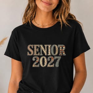 Diseño PNG de graduación estilo patchwork vintage para la promoción de 2027, ideal para sublimación de camisetas. Uso comercial.
