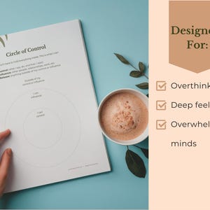 Puede incluir: Un cuaderno blanco con el t&iacute;tulo "C&iacute;rculo de Control" y un diagrama, junto a una taza de caf&eacute;. El cuaderno est&aacute; sobre una superficie azul claro. El texto a la derecha dice "Dise&ntilde;ado para: Pensadores excesivos, Sentidores profundos, Mentes abrumadas."