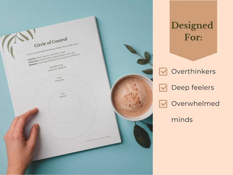 Puede incluir: Un cuaderno blanco con el t&iacute;tulo "C&iacute;rculo de Control" y un diagrama, junto a una taza de caf&eacute;. El cuaderno est&aacute; sobre una superficie azul claro. El texto a la derecha dice "Dise&ntilde;ado para: Pensadores excesivos, Sentidores profundos, Mentes abrumadas."