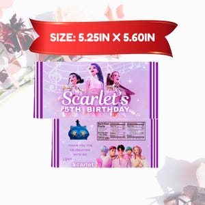 Pode incluir: Embalagem de barra de chocolate roxa com o texto "Scarlet's 5th Birthday". A embalagem apresenta imagens de pessoas e notas musicais. Tamanho: 13,3 cm x 14,2 cm.