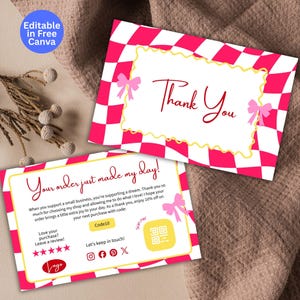 Peut inclure: Deux cartes de remerciement à carreaux roses et blancs avec les mots "Thank You" et "Your order just made my day!" en écriture élégante. Les cartes présentent des nœuds roses et un bord jaune. Le texte "Editable in Free Canva" est en haut à gauche.