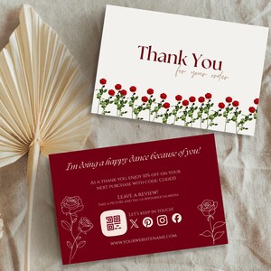 Puede incluir: Dos tarjetas con diseños florales. Una tarjeta es blanca con rosas rojas y el texto "Thank You for your order". La otra tarjeta es burdeos con el texto "I'm doing a happy dance because of you!" e iconos de redes sociales.