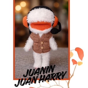 Puede incluir: Una muñeca de pato de ganchillo hecha a mano, con un chaleco marrón y orejeras naranjas. La muñeca tiene una cabeza y un cuerpo blancos y esponjosos, con un pico naranja. El texto "JUANIN JUAN HARRY" se muestra en la imagen.