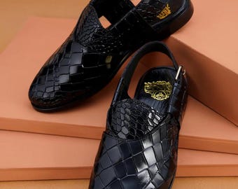 Handgefertigte schwarze Ledersandalen mit Krokoprägung für Herren - Traditionelle Peschawori Chapal Schuhe