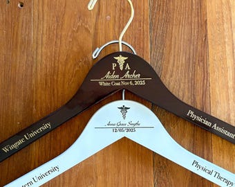 Appendiabiti da cerimonia con camice bianco inciso - Appendiabiti in legno con nome del laureato, scuola e specializzazione