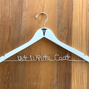 Doktor Kleiderbügel: Arztpraxis Mantel Dekor, weißer Kittel Zeremonie Geschenk