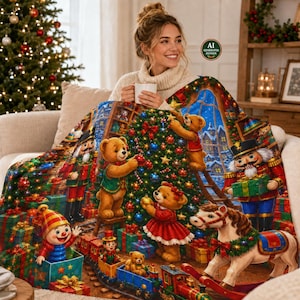 Könnte beinhalten: Eine weiche Wohndecke mit einer farbenfrohen Weihnachtsszene, die Teddybären beim Schmücken eines Baumes, Nussknacker, ein Schaukelpferd und eine Spielzeugeisenbahn zeigt. Das Motiv enthält verpackte Geschenke und festliche Dekorationen.