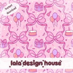 Op de afbeelding: Een herhalend digitaal patroon op een lichtroze rasterachtergrond met roze strikken, paarse cadeautjes, verjaardagstaarten met kaarsjes, feesthoedjes en ballonnen. De tekst luidt Instant download en lala design house.