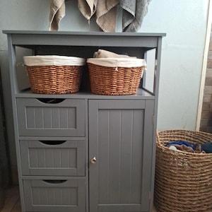 Mueble de baño de madera con puerta y cajones
