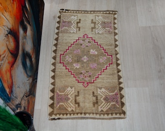 1.4x2.6 ft, VINTAGE TURKISH RUG, Neutral Beige Oushak, Bright Fuchsia Pink, 2x3 Small Area Rug, Kitchen Bathroom Mat, Geometric Boho