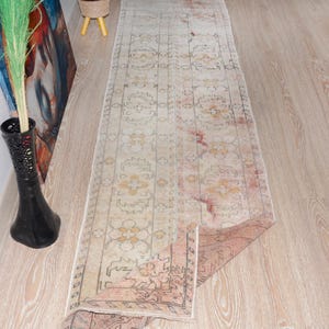 Tapete corredor vintage da Anatólia, 64 x 274 cm, patchwork bege e rosa, estilo turco, para corredor de cozinha, tapete estreito e comprido de lã feito à mão.