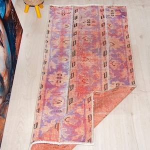 Tapis de couloir turc vintage de 58 x 143 cm (1,9 x 4,7 pi), patchwork de laine fait main, rouge et violet vieilli, tapis étroit de 60 x 150 cm (2 x 5 pi), tapis de cuisine ou de couloir, tapis de couloir coloré