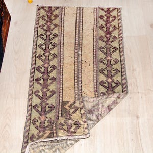 Alfombra turca vintage para pasillo, 2x4, tejida a mano, beige, púrpura, geométrica, kilim anatolio, alfombra desgastada para recibidor, alfombra pequeña de lana.