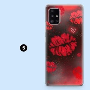 Puede incluir: Funda transparente para tel&eacute;fono con un dise&ntilde;o rojo y negro. La funda presenta m&uacute;ltiples huellas de labios rojos, un peque&ntilde;o coraz&oacute;n blanco y un fondo moteado. El n&uacute;mero 5 est&aacute; en un c&iacute;rculo negro en la esquina inferior izquierda.