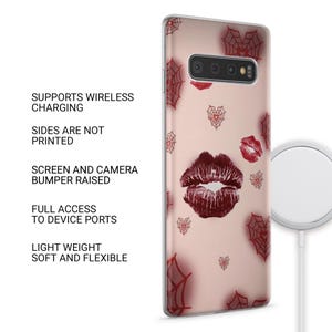 Puede incluir: Una funda de tel&eacute;fono con un fondo rosa claro, adornada con una gran huella de beso de l&aacute;piz labial rojo oscuro y peque&ntilde;as huellas de labios rojos. Telara&ntilde;as rojas est&aacute;n dispersas por la funda. El texto dice: SUPPORTS WIRELESS CHARGING, SIDES ARE NOT PRINTED, SCREEN AND CAMERA BUMPER RAISED, FULL ACCESS TO DEVICE PORTS, LIGHT WEIGHT SOFT AND FLEXIBLE.