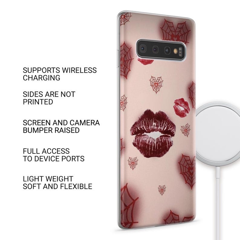 Puede incluir: Una funda de tel&eacute;fono con un fondo rosa claro, adornada con una gran huella de beso de l&aacute;piz labial rojo oscuro y peque&ntilde;as huellas de labios rojos. Telara&ntilde;as rojas est&aacute;n dispersas por la funda. El texto dice: SUPPORTS WIRELESS CHARGING, SIDES ARE NOT PRINTED, SCREEN AND CAMERA BUMPER RAISED, FULL ACCESS TO DEVICE PORTS, LIGHT WEIGHT SOFT AND FLEXIBLE.