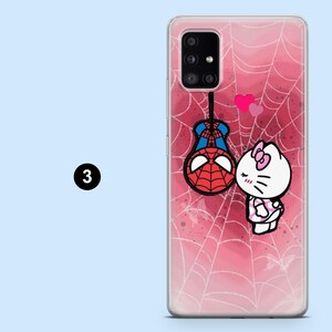 Puede incluir: Funda de tel&eacute;fono transparente con un dise&ntilde;o de telara&ntilde;a rosa. La funda presenta ilustraciones de dibujos animados de Spider-Man y Hello Kitty. Dos corazones rosas est&aacute;n encima de los personajes. La funda tiene una c&aacute;mara y un flash.