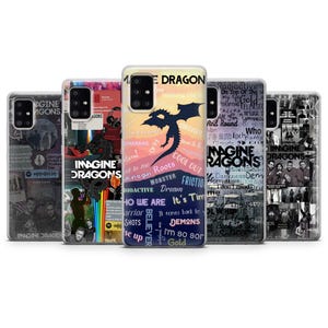 Op de afbeelding: Een verzameling van vijf telefoonhoesjes met Imagine Dragons-ontwerpen. Elke hoes toont een unieke afbeelding, waaronder een draak-silhouet, songteksten en foto's van bandleden. De hoesjes hebben een glanzende afwerking.