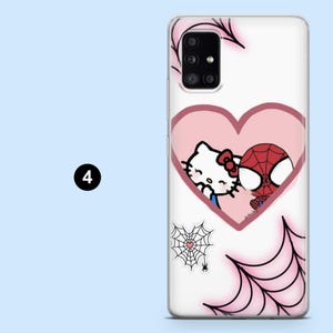 Puede incluir: Funda transparente para tel&eacute;fono con un coraz&oacute;n rosa con Hello Kitty y Spider-Man. Tambi&eacute;n hay telara&ntilde;as rosas y un gr&aacute;fico de telara&ntilde;a en la funda. El n&uacute;mero 4 est&aacute; en un c&iacute;rculo negro.