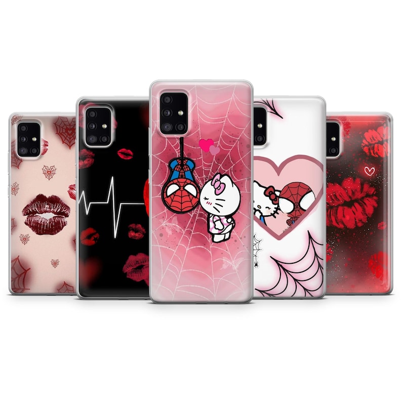 Puede incluir: Una colecci&oacute;n de fundas para tel&eacute;fonos con varios dise&ntilde;os. Las fundas muestran im&aacute;genes de Spider-Man, Hello Kitty, labios y una l&iacute;nea de latidos. Las fundas son en tonos rojos, rosas y negros, con un patr&oacute;n de telara&ntilde;a.