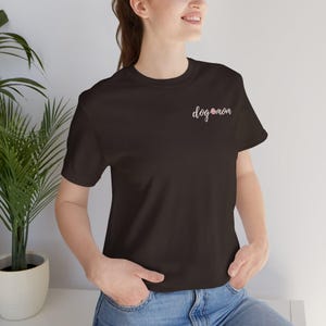 T-shirt « Maman de chien » avec inscription | Motif minimaliste d'empreintes de pattes sur la poitrine
