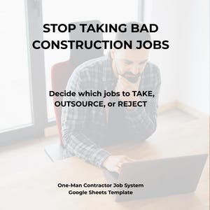 Puede incluir: Un hombre con una camisa a cuadros está sentado en un escritorio, usando una computadora portátil. La imagen tiene texto que dice "STOP TAKING BAD CONSTRUCTION JOBS" y "Decide which jobs to TAKE, OUTSOURCE, or REJECT." La parte inferior de la imagen dice "One-Man Contractor Job System Google Sheets Template."