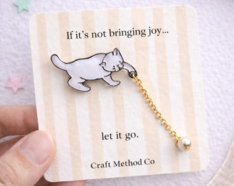 White Cat Pin Enamel Kitty Brooch Accessory Dainty Charm Pearl Decoration Lapel Gold Chain Elegant Feline Jewelry Gift Minimalist Kawaii